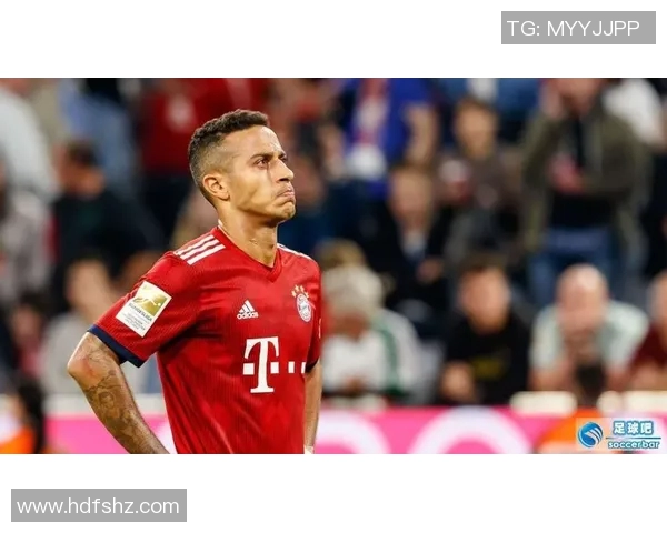 追逐绿茵梦想的足球球星背影素描艺术之美